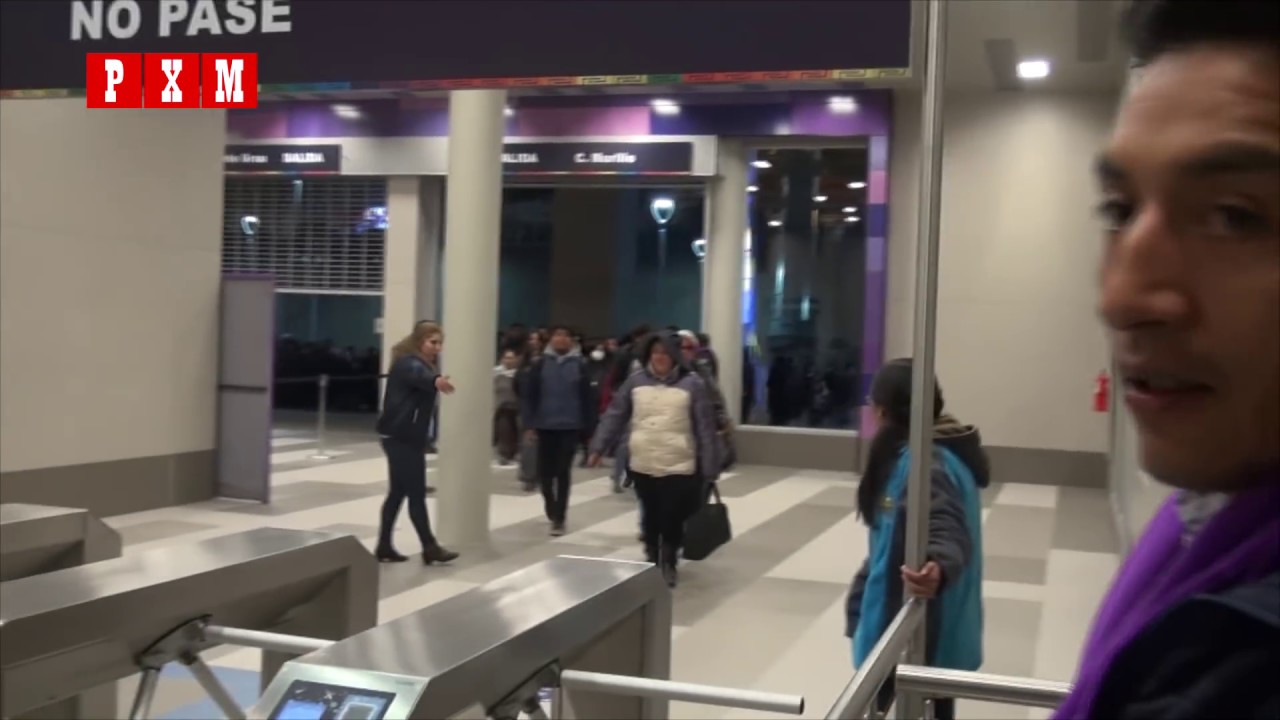 Recorrido nocturno en la línea morada del teléferico de La Paz y El Alto
