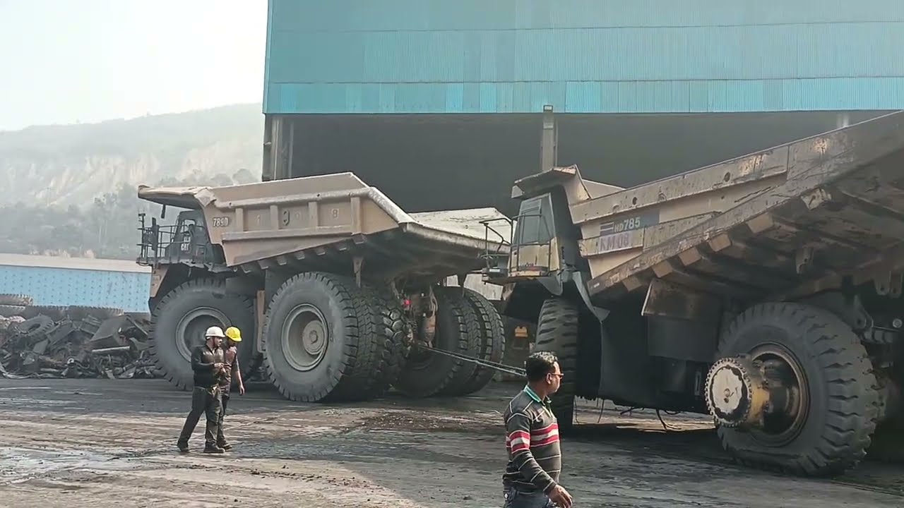 Takkar ho gya komastu v/s caterpillar #coalindustry #airan mining #cement mining #gold mining #drill