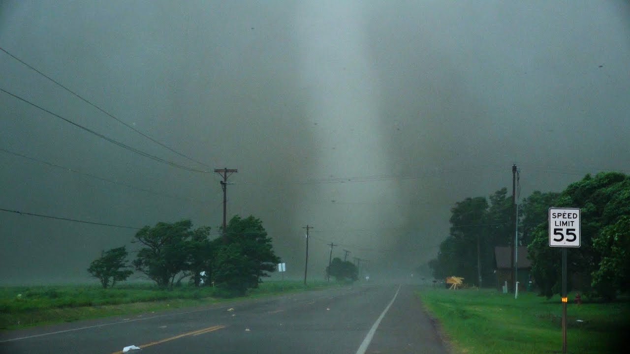 Mangum Oklahoma Tornado - May 20, 2019 Close Footage of touchdown, west Mangum and crossing US283
