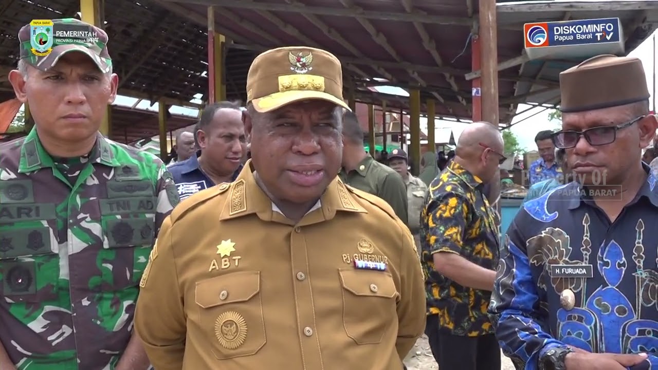 TINJAU PASAR RAKYAT KAIMANA, PJ. GUBERNUR PAPUA BARAT PASTIKAN KETERSEDIAAN BAPOK DAN KESTABILAN HAR