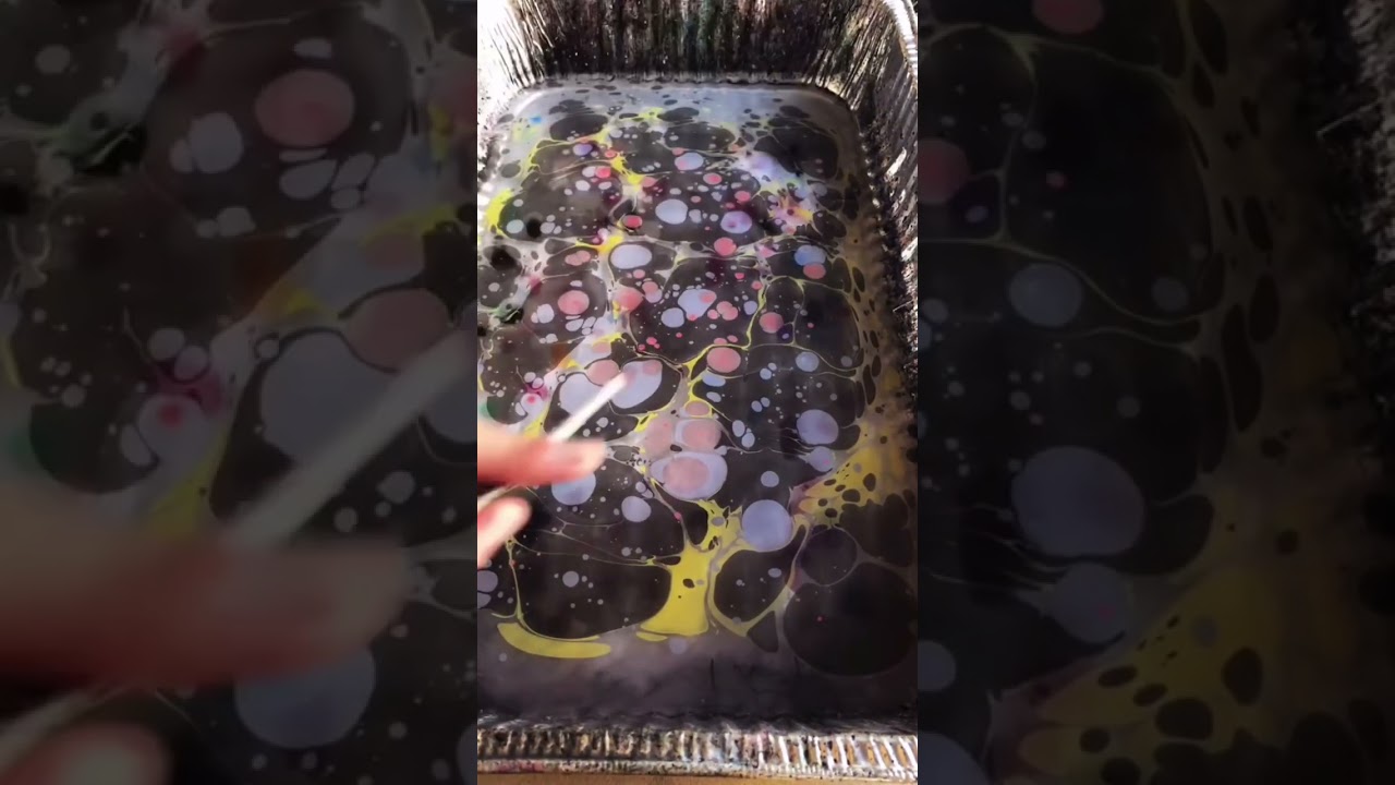 Paper marbling with primary colors: the art of painting on water! 