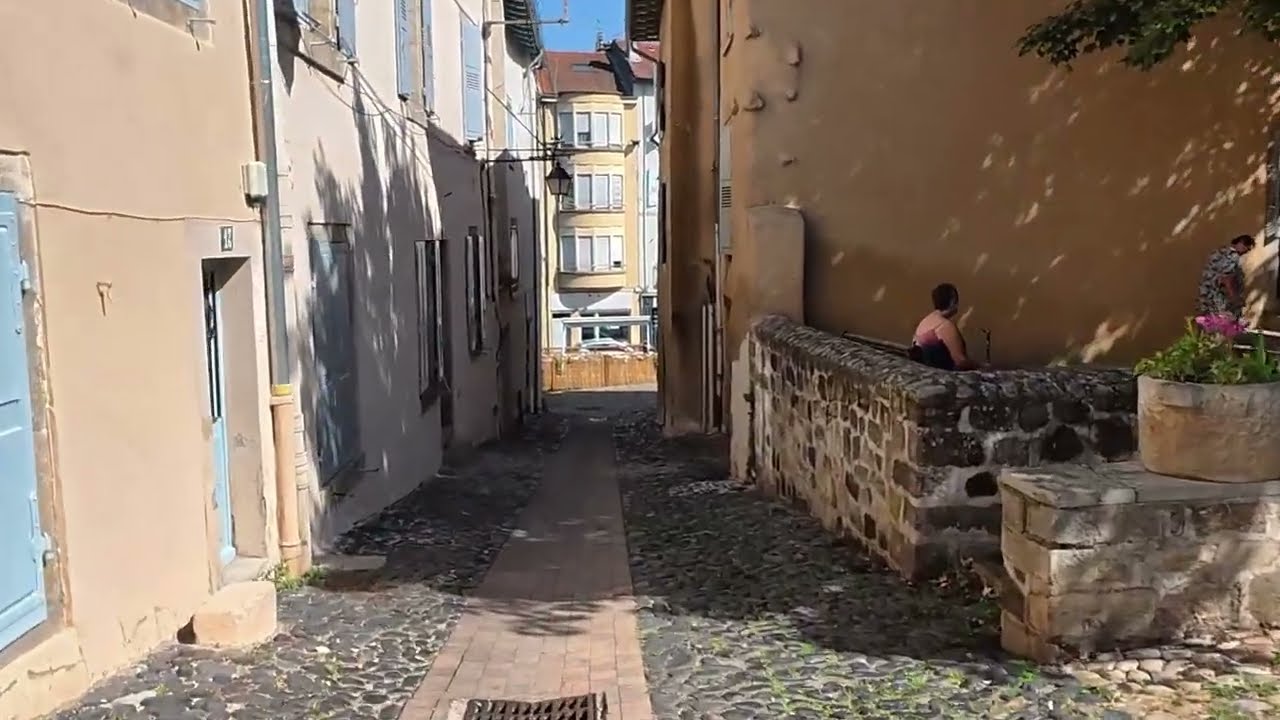 Strolling through the charming old town of Le Puy France_漫步在le puy 可愛的老城區