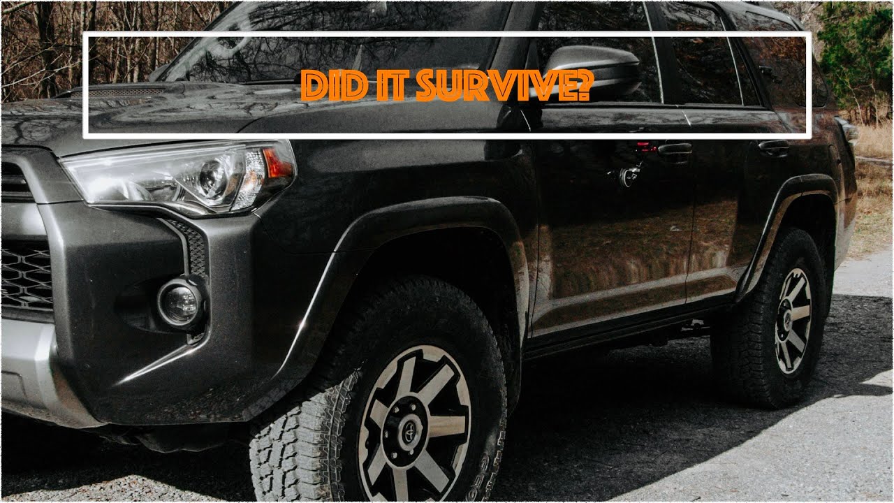 Toyota 4Runner покоряет просторы дикой местности между озерами.