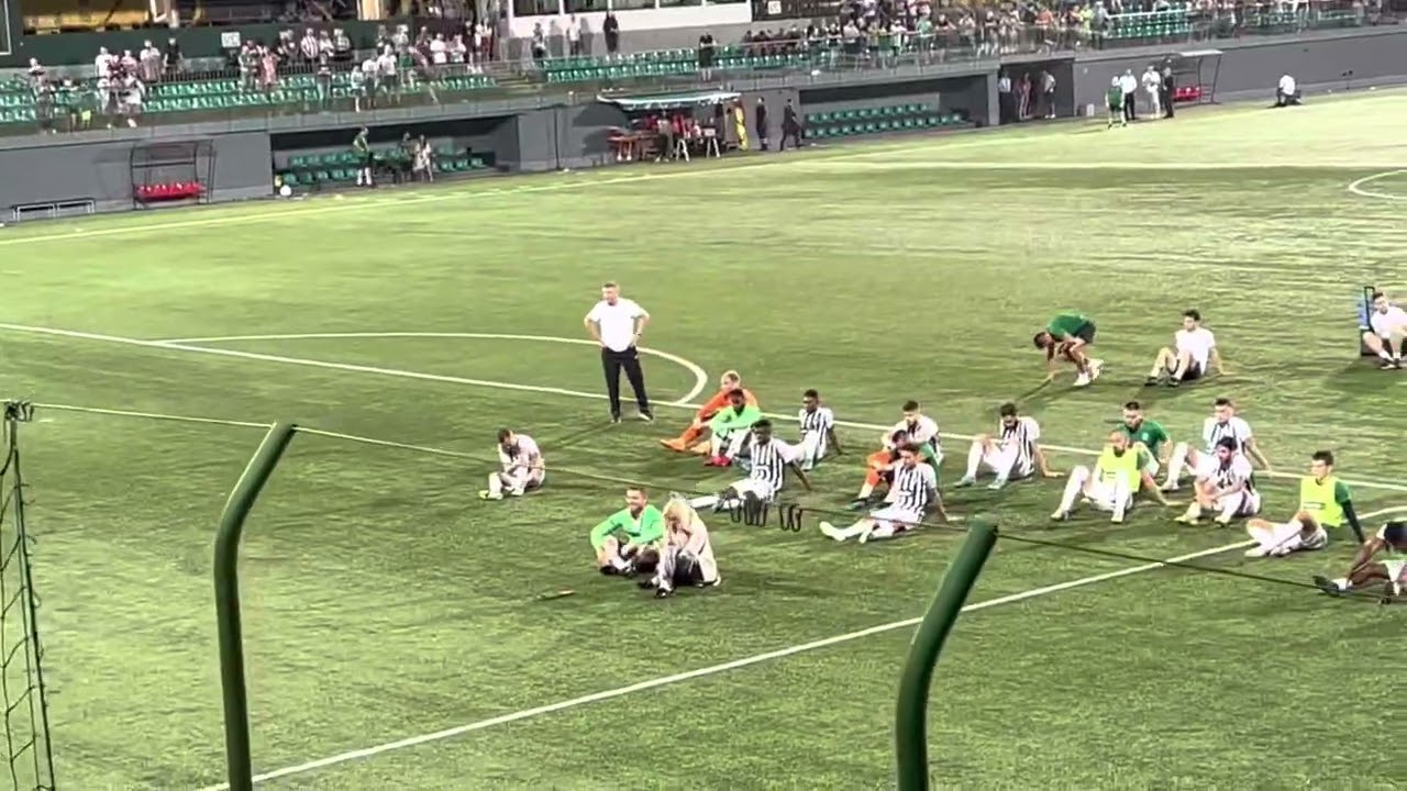 Vilniaus Žalgirio fanai klubo direktorei Vilmai dainuoja Iš Lėto Leidžiasi Saulė