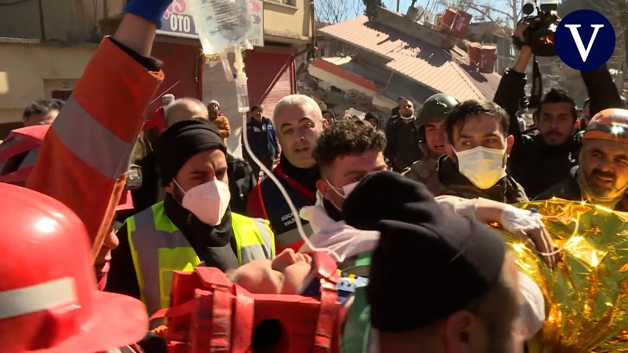 Rescatan a una adolescente en Turquía después de pasar diez días bajo los escombros