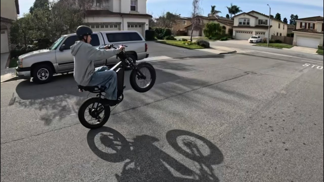 TEACHING MY FRIEND HOW TO WHEELIE *FIRST VIDEO*