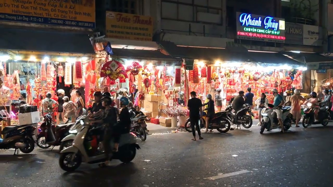 Khu phố người hoa. Người mua đông như kiến 23h đêm 28 tết