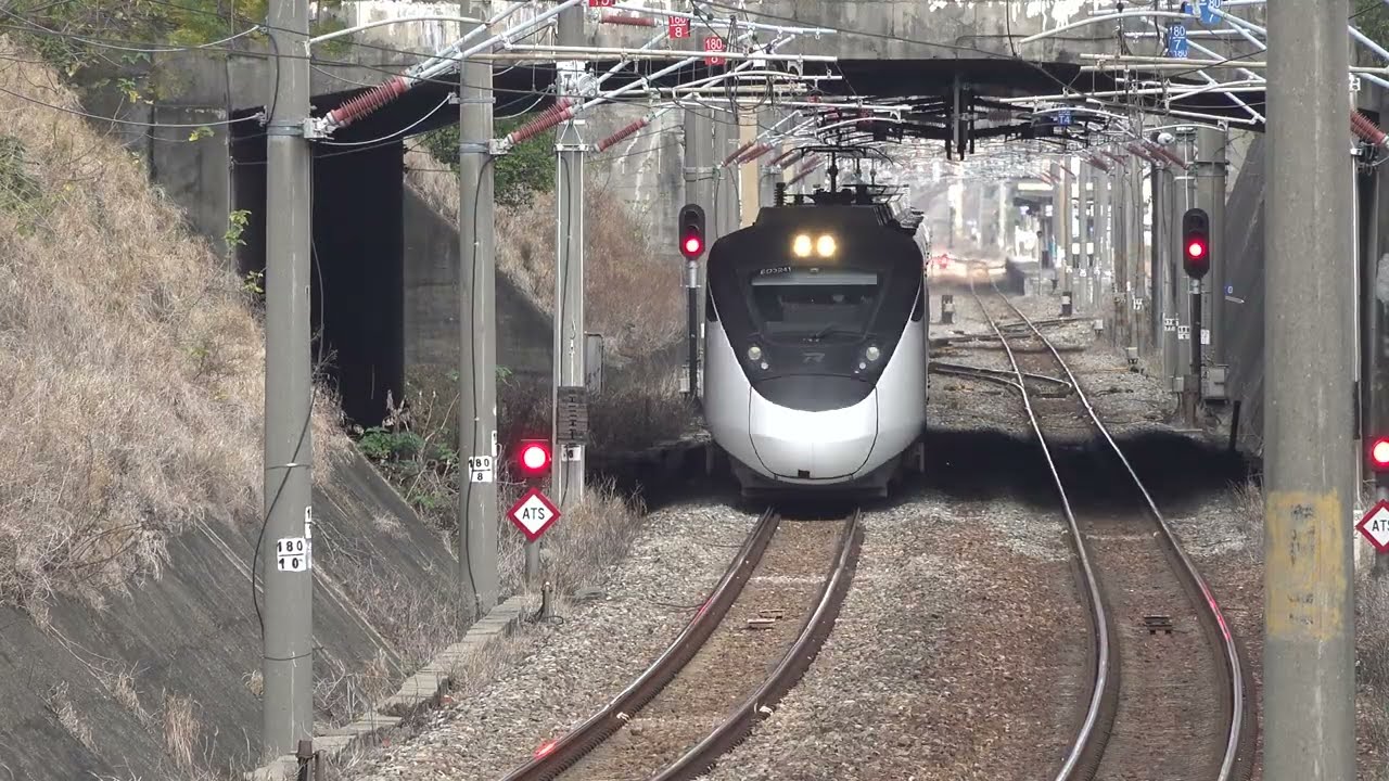 20260118-南下的119次EMU3000型自強號通過大甲站