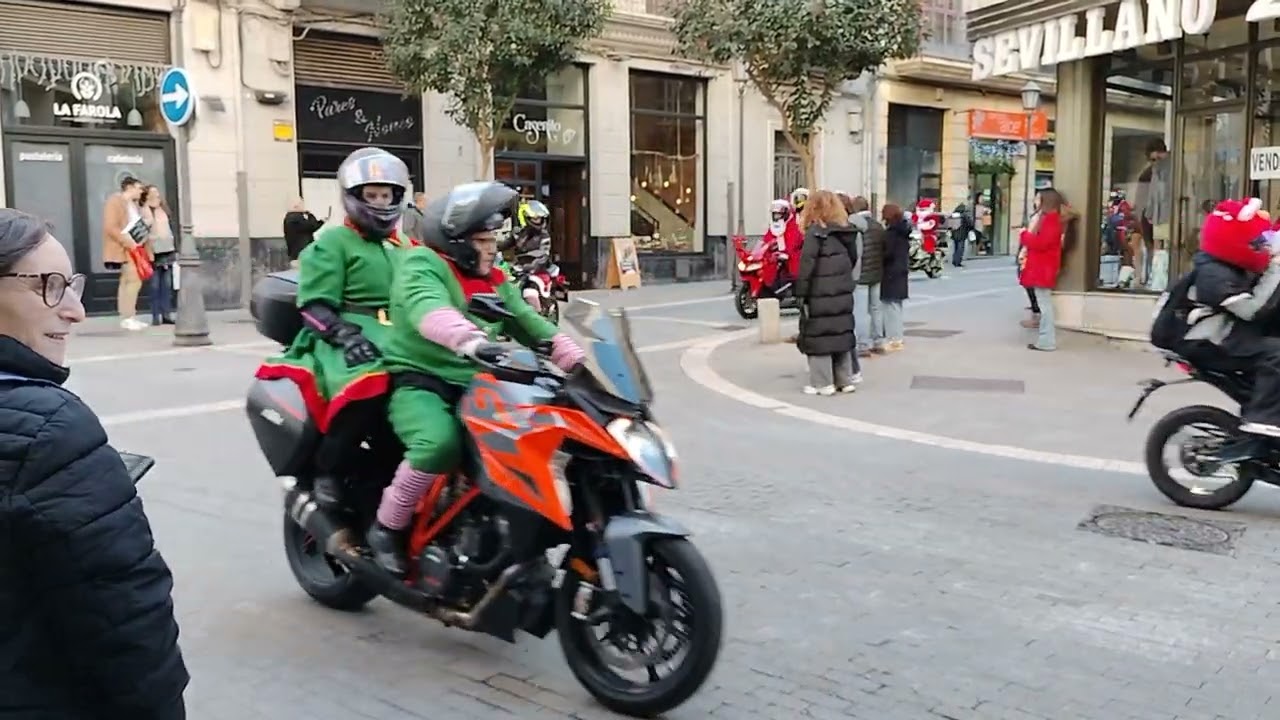 Papanoelada motera en Zamora. Pasando por la calle San Torcuato.