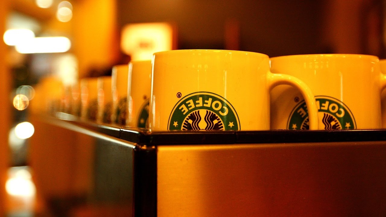 Ordering a coffee at the French Starbuck's