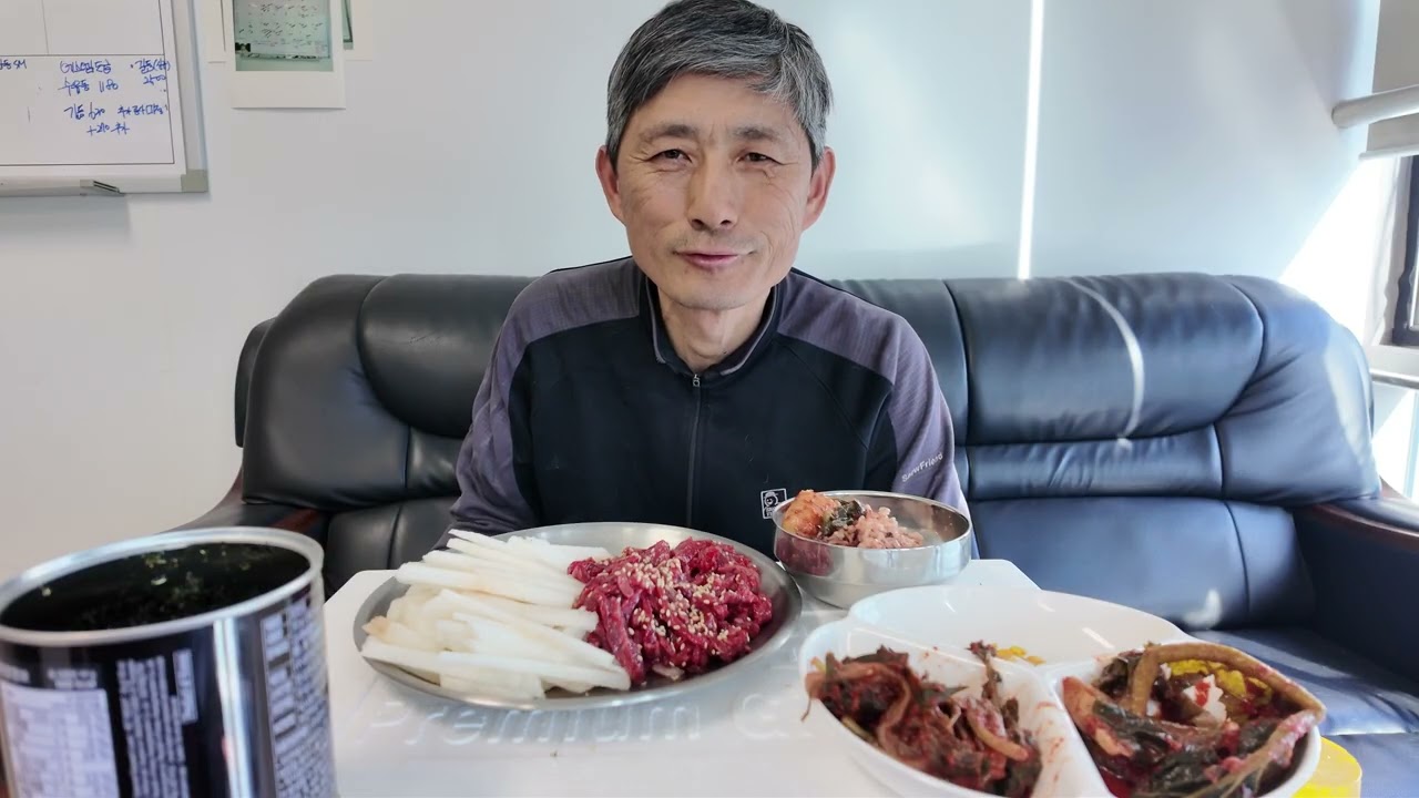 살치살을 구입해 와서 육회를 만들었는데 소스도 판매를 하네요 맛있게 먹었어요. 식당에서 먹는 맛이 나네요