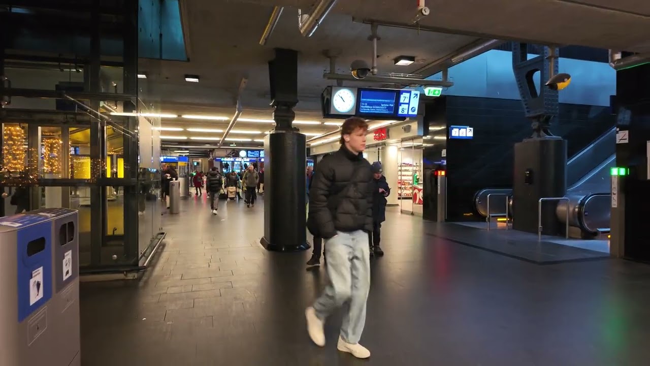Amsterdam Central Railway Station - How to get to the city? 🇳🇱 🇳🇱 Netherlands 4K Walking Tour