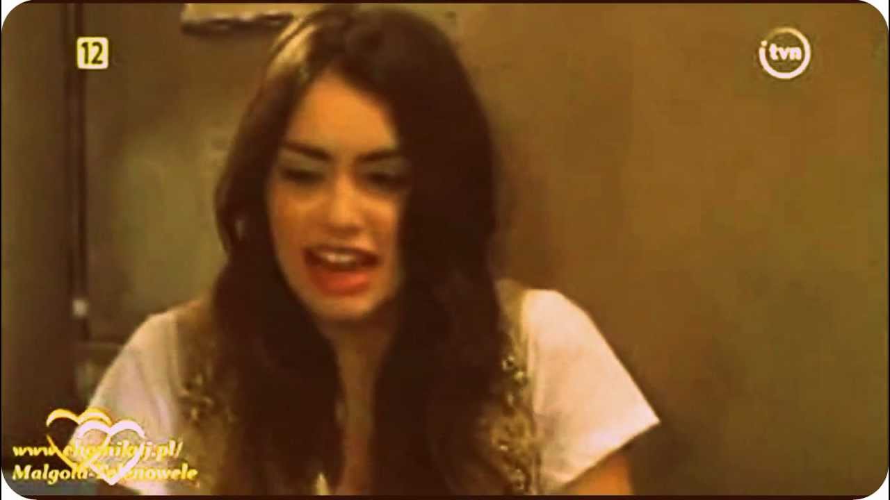 BESO DE LALI Y PETER EN CUANDO ME SONREIS♥ (2011)