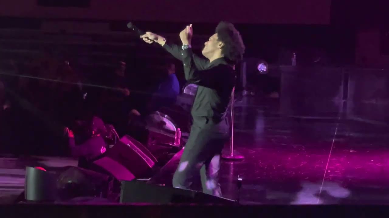 Maxwell - Pretty Wings at The Night Tour