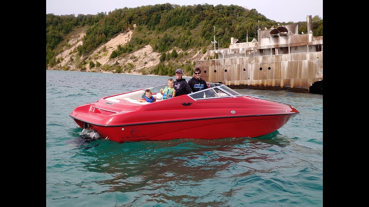 Red 1995 Crownline 225ccr