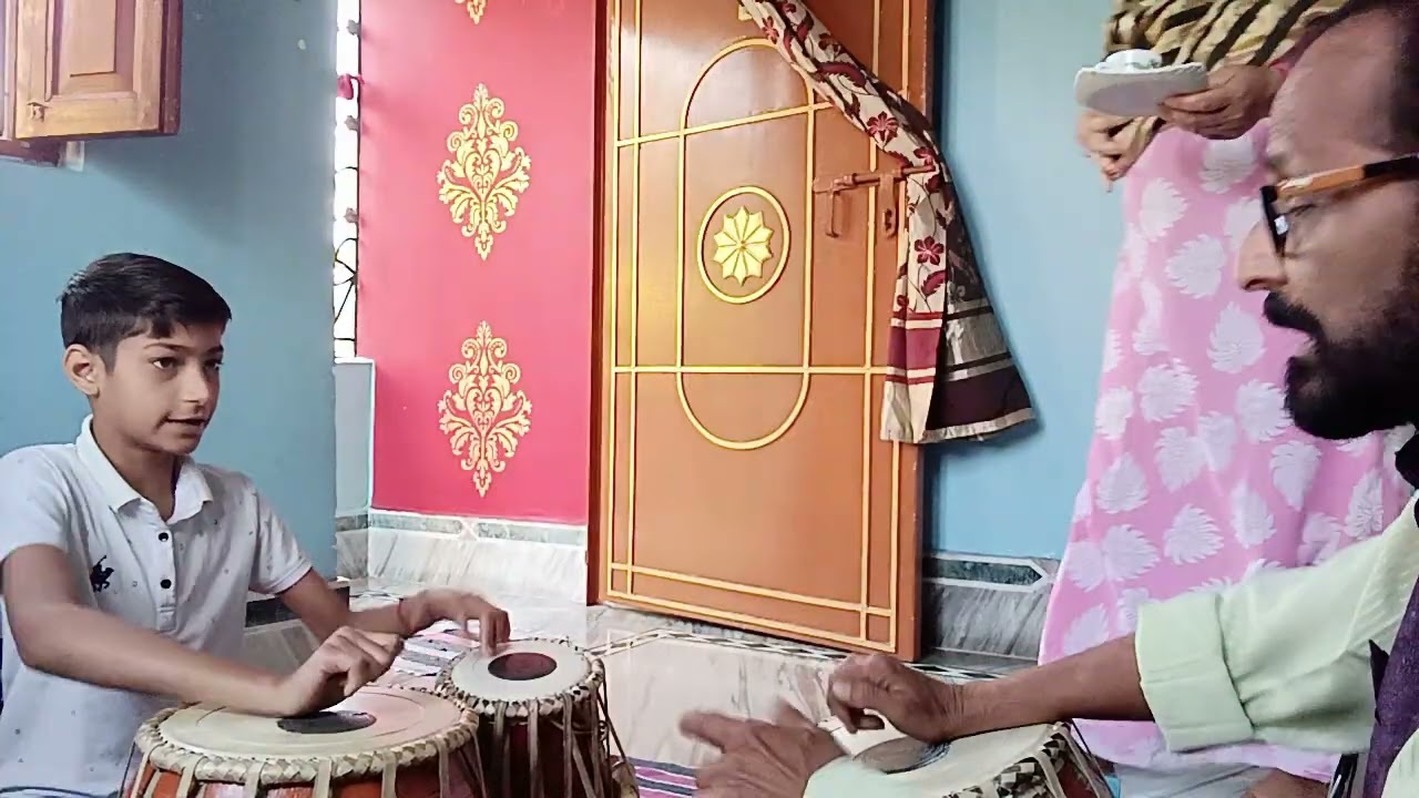 অরণ্য আজকের ক্লাশে তিন তালে রেলা অভ্যাস করছে 