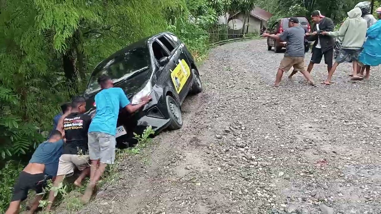 Proses Evakuasi Mobil Tergelincir