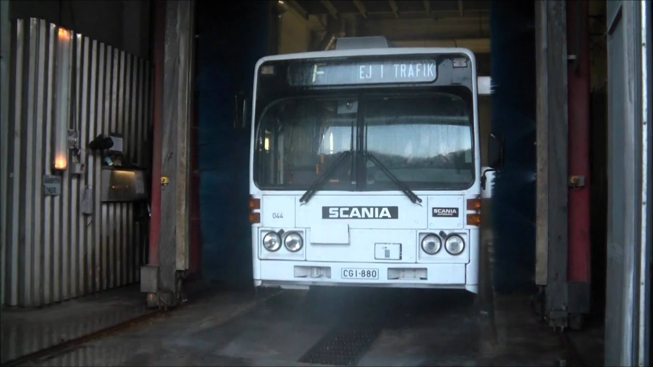 Scania CR112 tvättas.