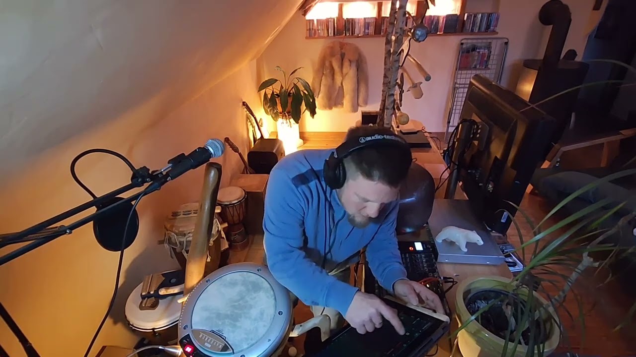 Eisbär live.. live looping...time to space... (Boss rc505, Roland Zenbeats, Tounge Drum)