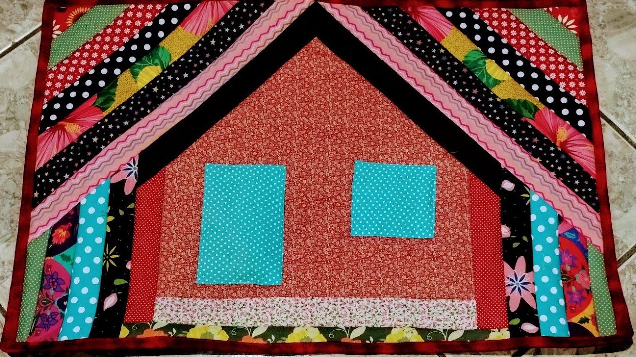 TAPETE CASINHA FELIZ. PROJETO ARTESANAL LINDO.PEDACOS DE FAIXAS.