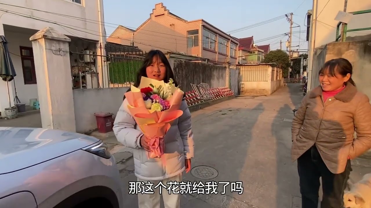 打工小伙提新车回四川，老妈准备了大红包，小伙开心坏了 