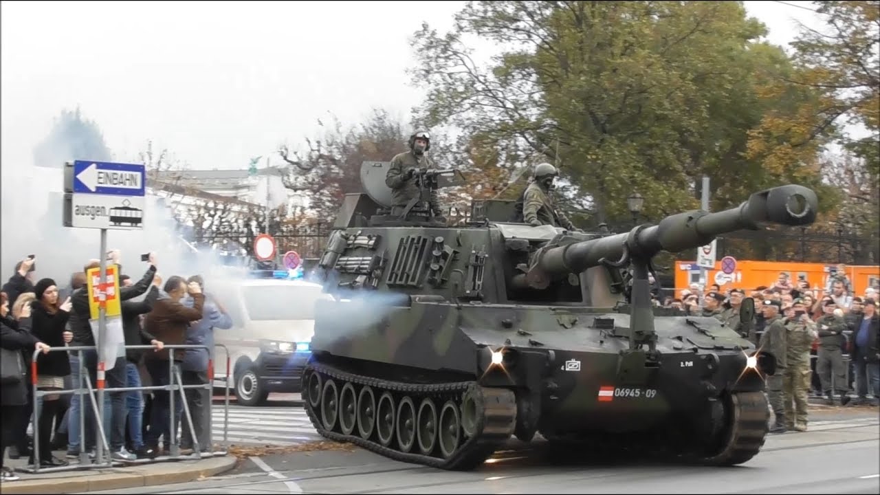 Ausmarsch der Panzerfahrzeuge vom Burgtheater - Nationalfeiertag &Ouml;sterreich 2018