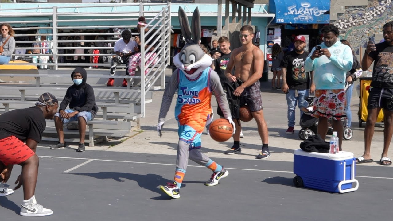 Багз Банни разоблачает Хуперов. Ломает лодыжки и получает вёдра [SpaceJam IRL]