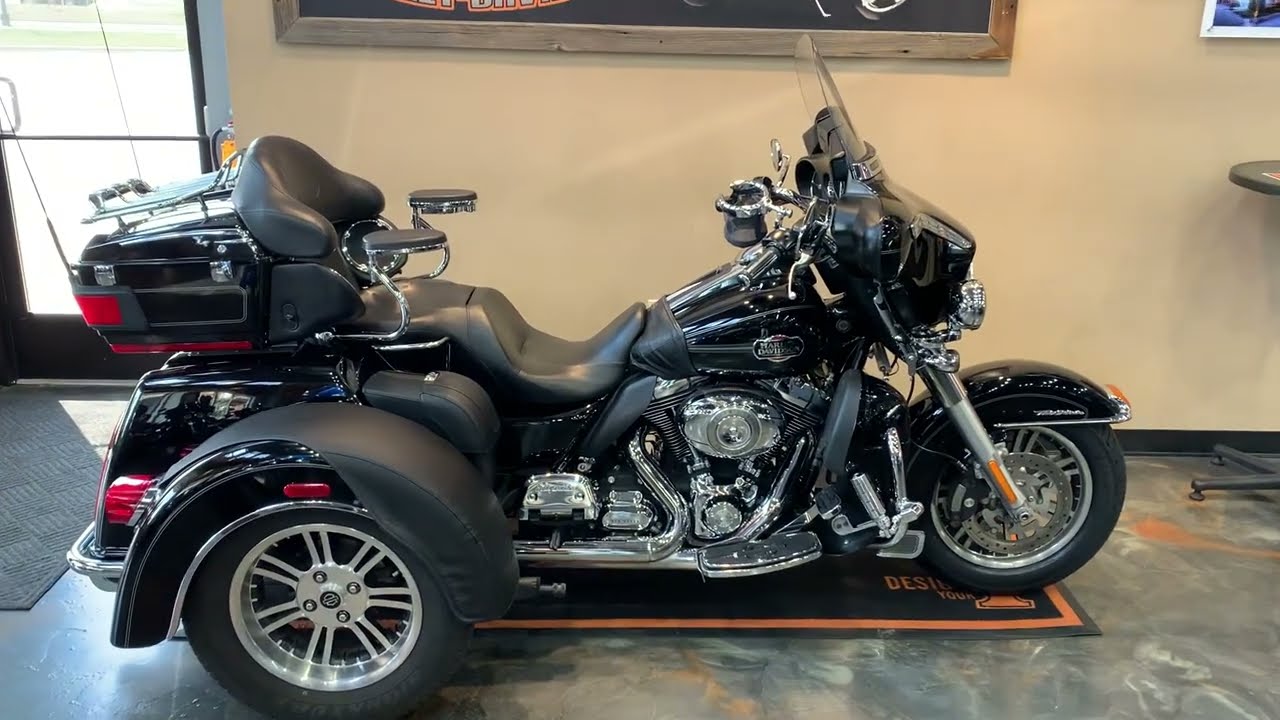 2011 Harley-Davidson Tri Glide Ultra in Vivid Black-FLHTCUTG