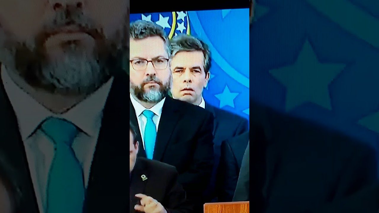 Ministro da Sa&uacute;de, Nelson Teich, dormindo durante o pronunciamento do Presidente Bolsonaro