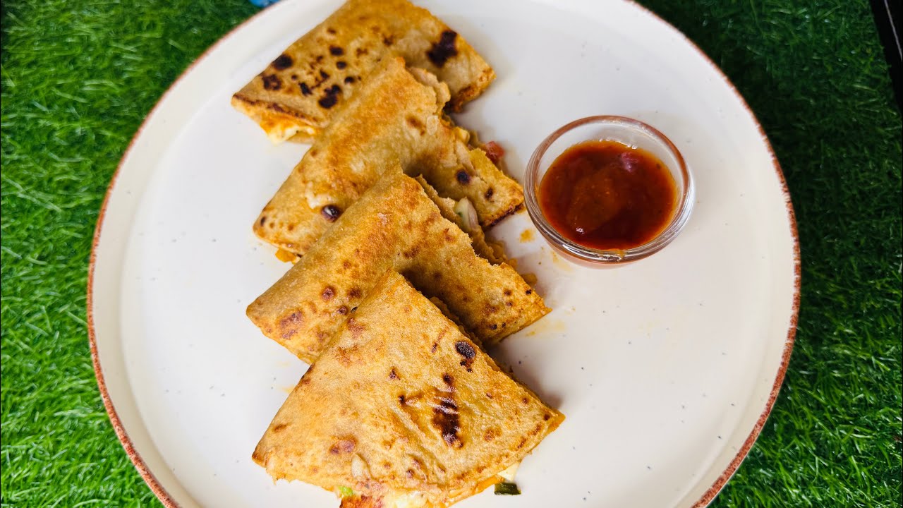 बच्ची हुई रोटी से आज मैं बनायी हूँ बहुत ही स्वादिष्ट स्नैक्स😋 |Cheesy Paneer Roti Tacos Recipe ​​..