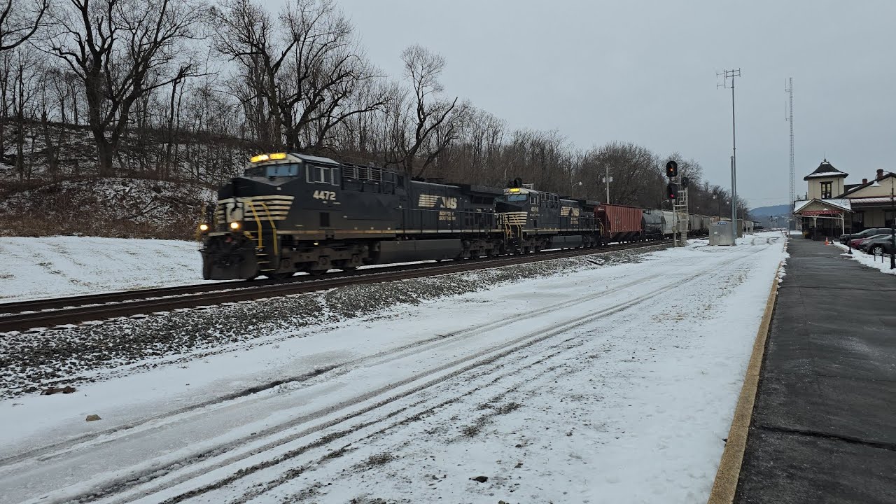 Norfolk Southern freight trains at Lewistown, PA (02/11/2025)