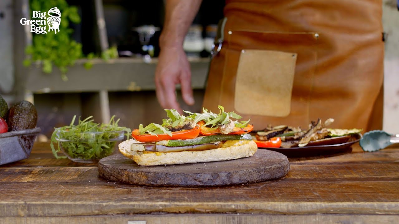Vegetarische sandwich met zelfgemaakte Hummus en gegrilde groenten - Big Green egg