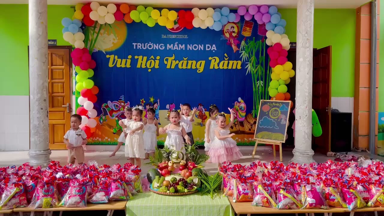 Lần đầu tiên con trai RuBy Lớp Mầm múa cùng các bạn trong Lớp .