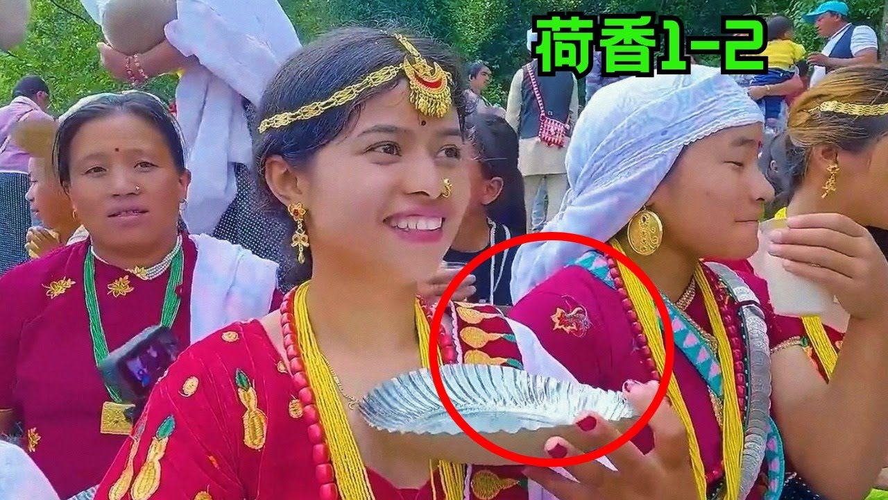 荷香精心打扮参加撒克拉节，暗恋她的小伙全都凑热闹，把整条公路都堵满了