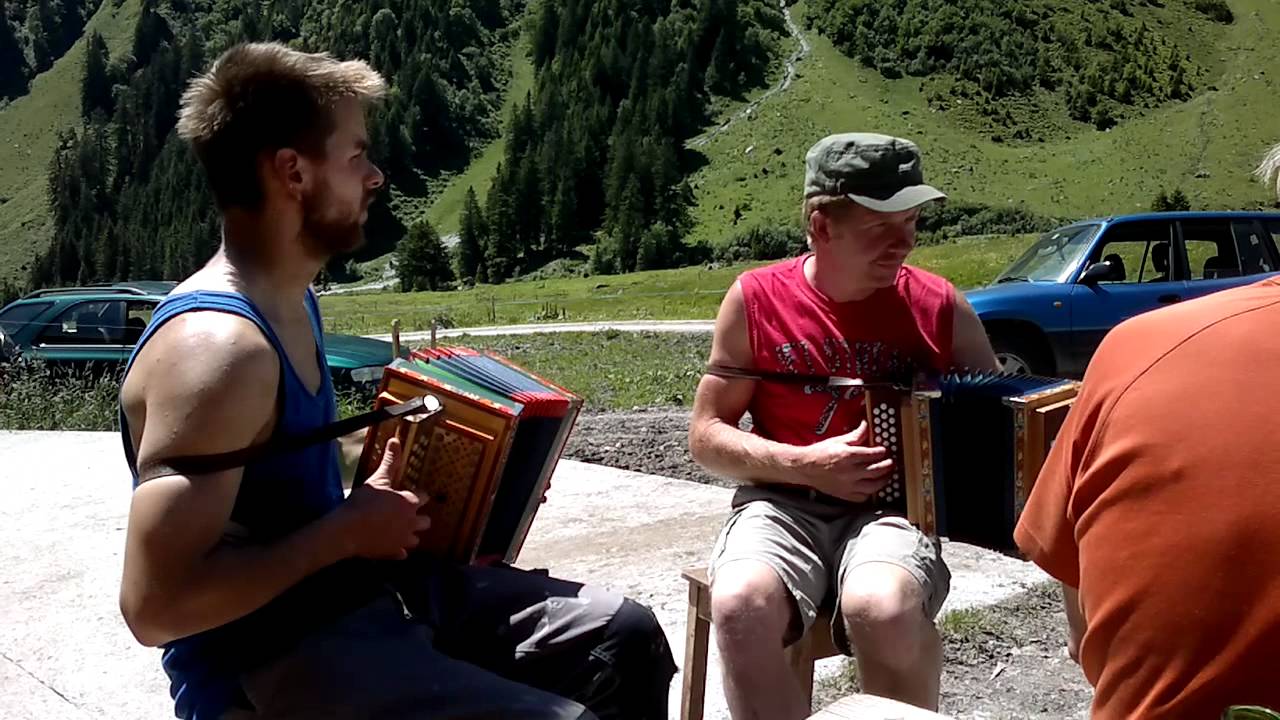 Edi Marty uf der Alp mit em Walti am Örgele