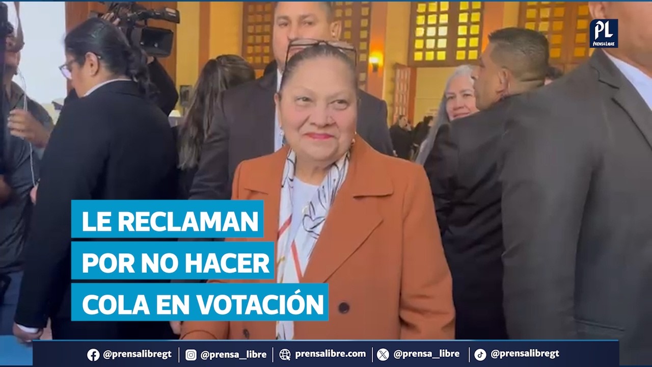 Reclaman a la fiscal general Consuelo Porras por no hacer cola en votaciones para elección del CANG