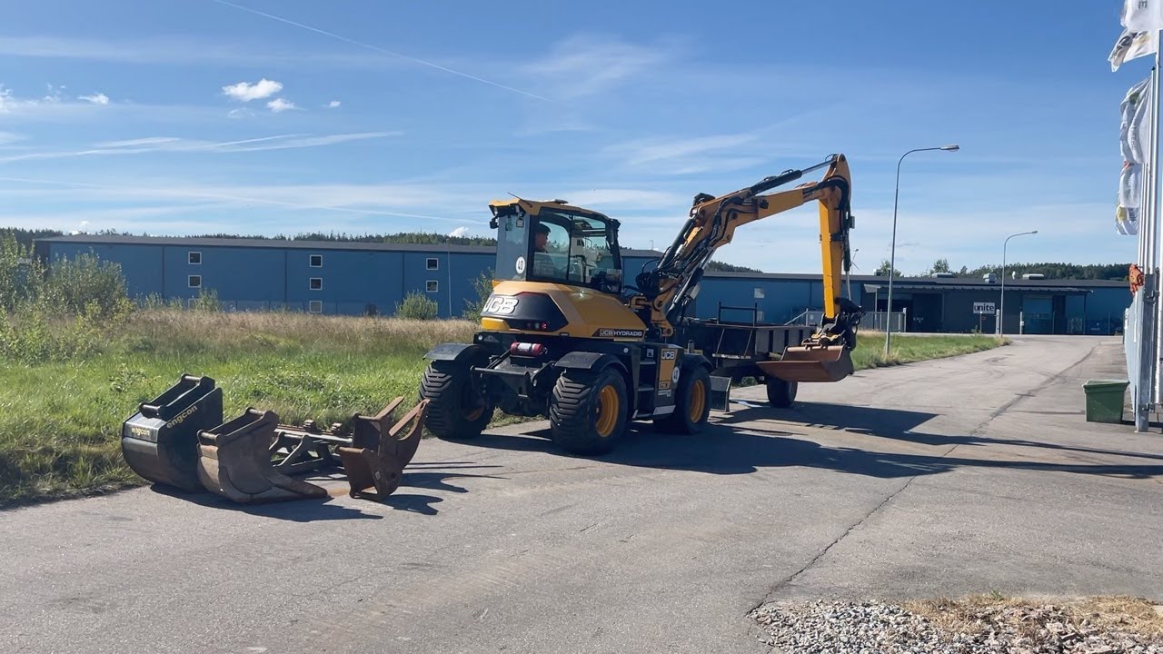 Köp Grävmaskin Jcb Hydradig 110W med redskap på Klaravik