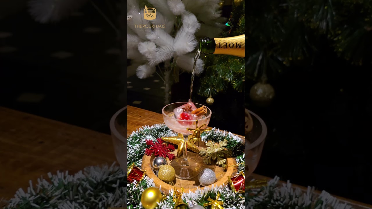 Merry Berry Fizz 🍓 Sparkling Christmas Cocktail with Berries, Warm Spices & Coconut Snow Pop 