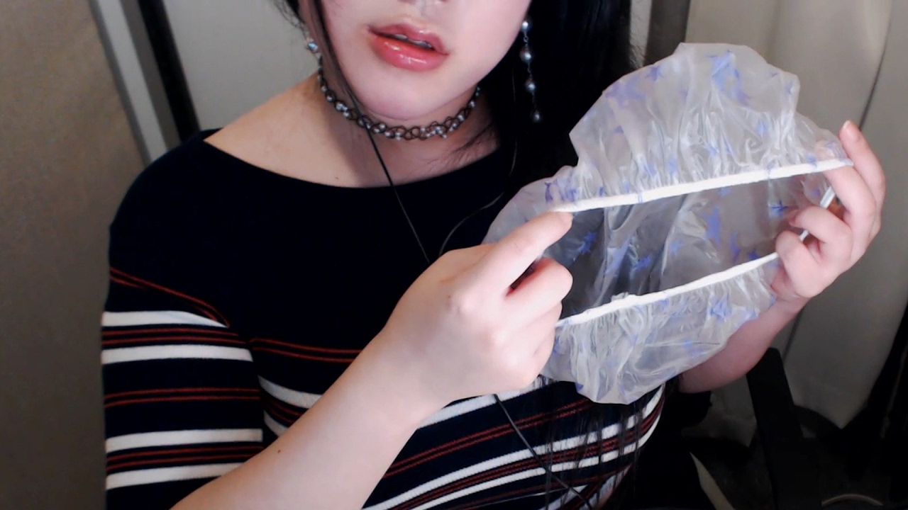 ASMR Korean Звуки прикасания к шапочке для волос и мой рассказ шепотом.