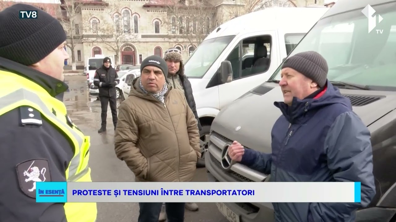 Câteva zeci de șoferi de microbuze au protestat astăzi pe Aleea Gării