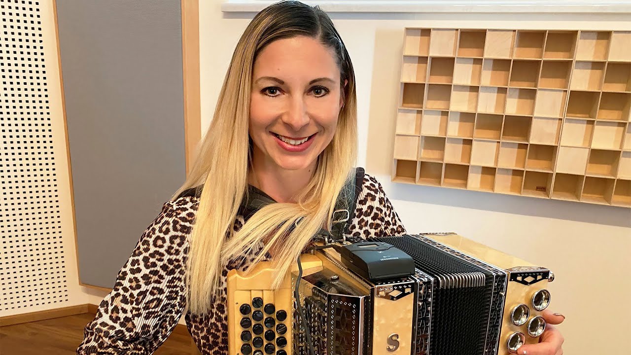 Claudia Hinker spielt die 