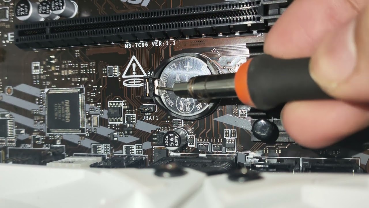 Как снять защелку батареи CMOS на материнской плате MSI