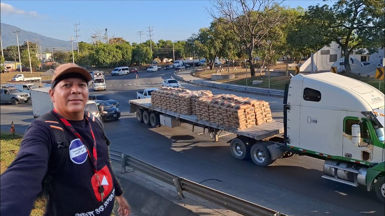 Enorme camión con bolsas de cemento. Redondel Claudia Lars El Salvador 🇸🇻 @lapanamsv 
