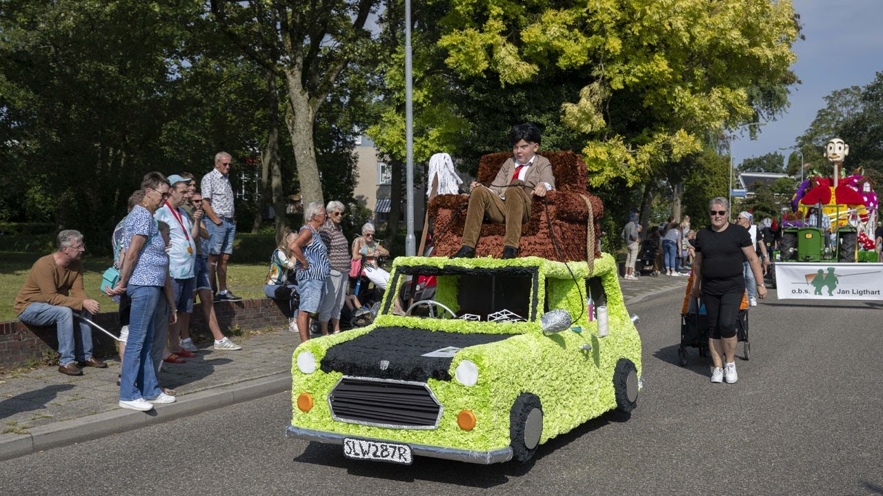 Publiek geniet van mooi papiercorso door de straten van Appingedam