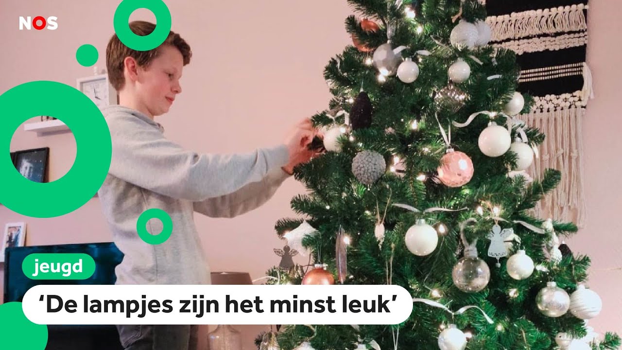 Jente verdient geld met kerstbomen versieren
