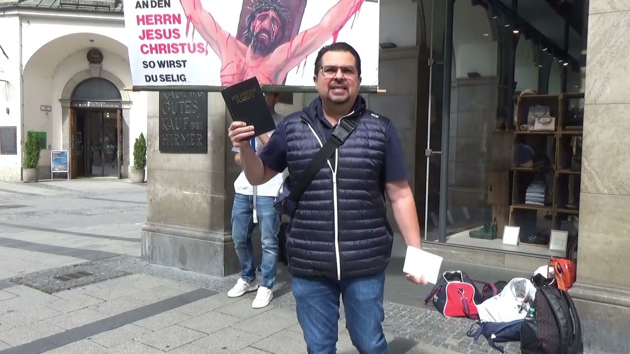Bruder Sascha in der Münchner Fussgängerzone. Jesus ist Gott!!!