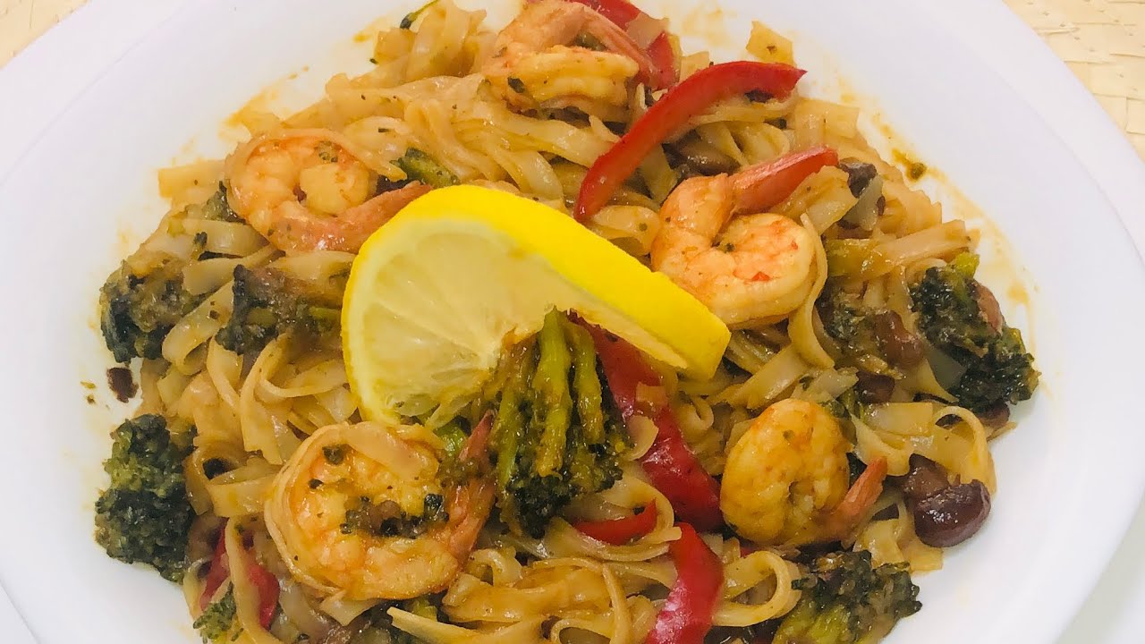 نودلز بالخضروالقمرن الطريقة الاسيوية رائعة و سهل التحضير   Noodles de arroz