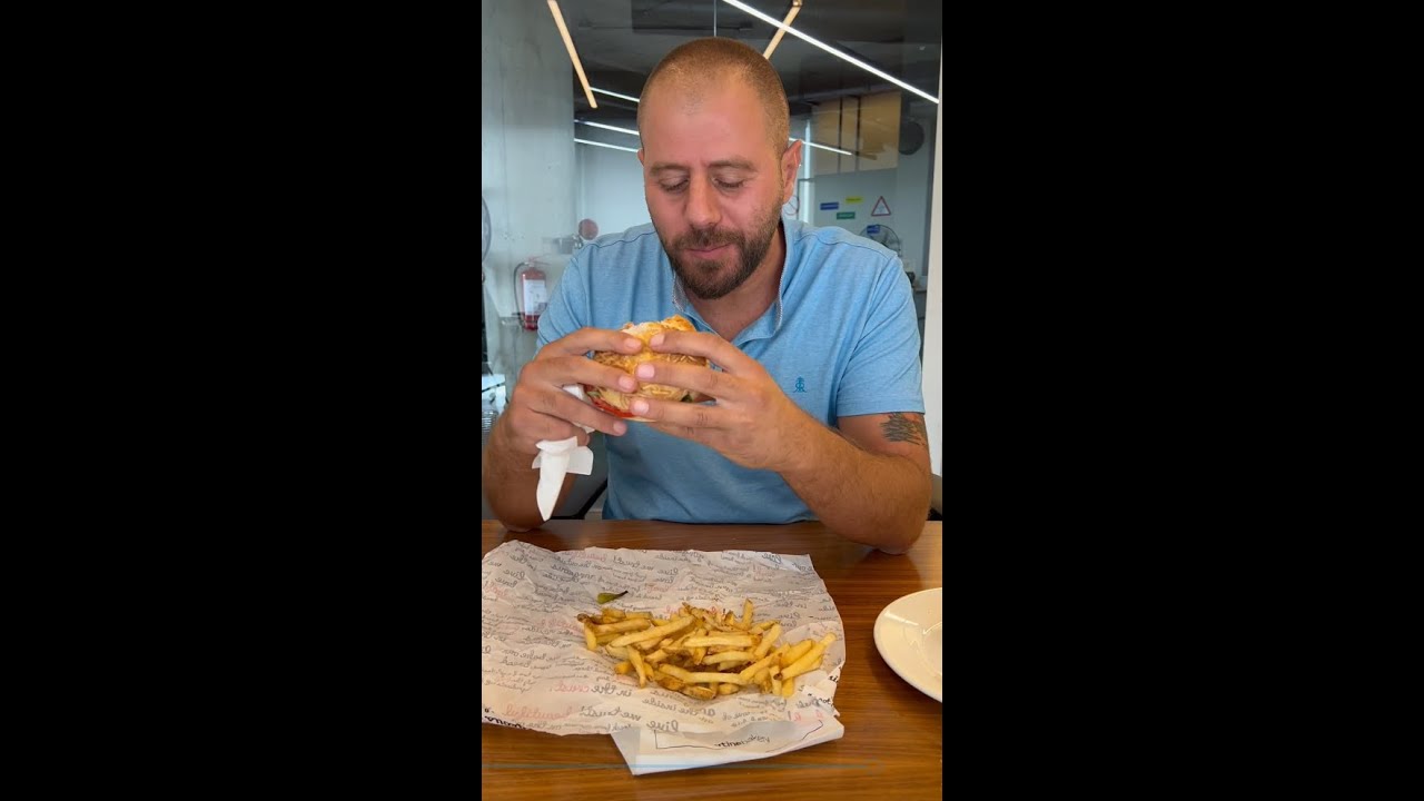 Club Sandwich Comparison between 2 Different restaurants🧐- مقارنة الكلوب ساندويش بين مطعمين مختلفين🧐