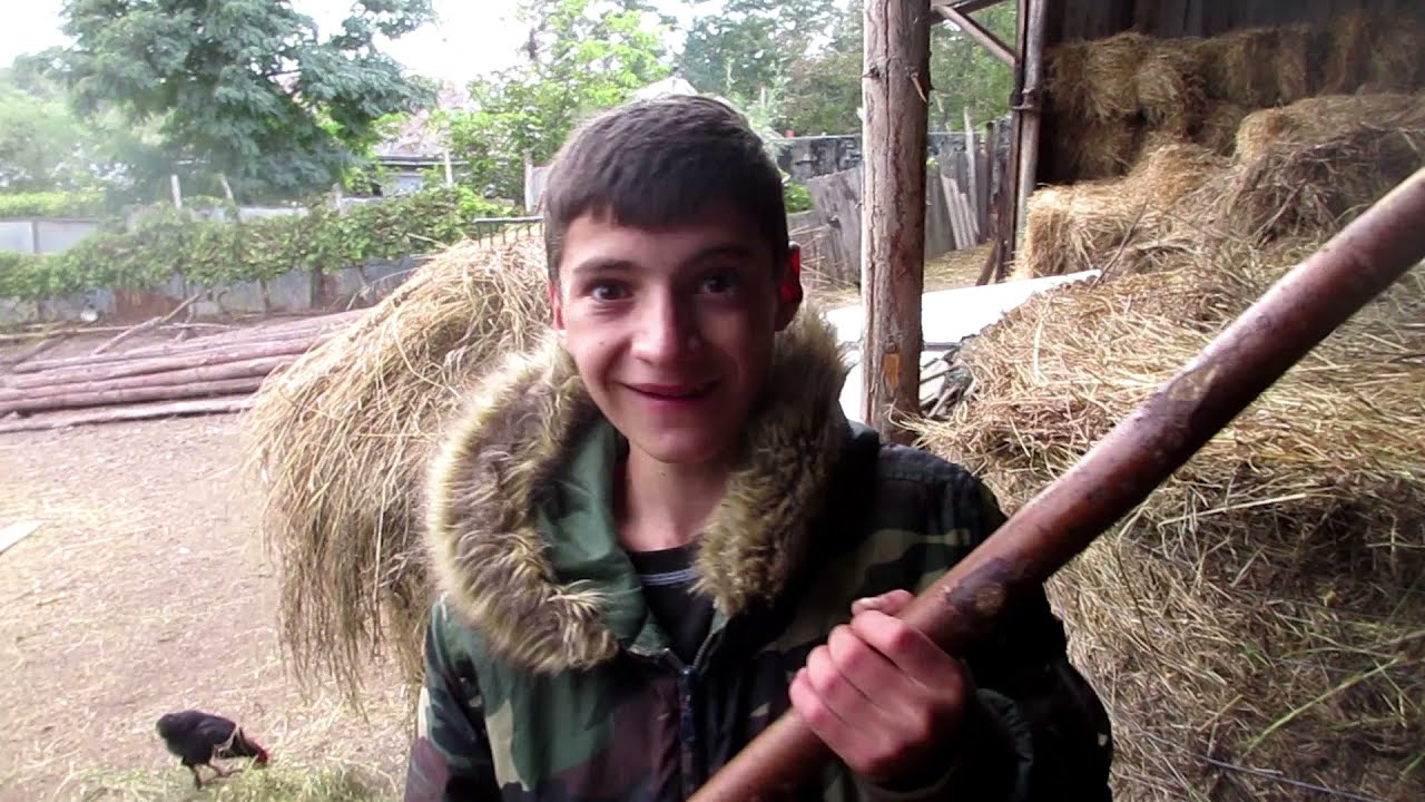 Razvan merge acasa la Nutu sa-l ajute la treaba iar Daniel lipseste din nou.