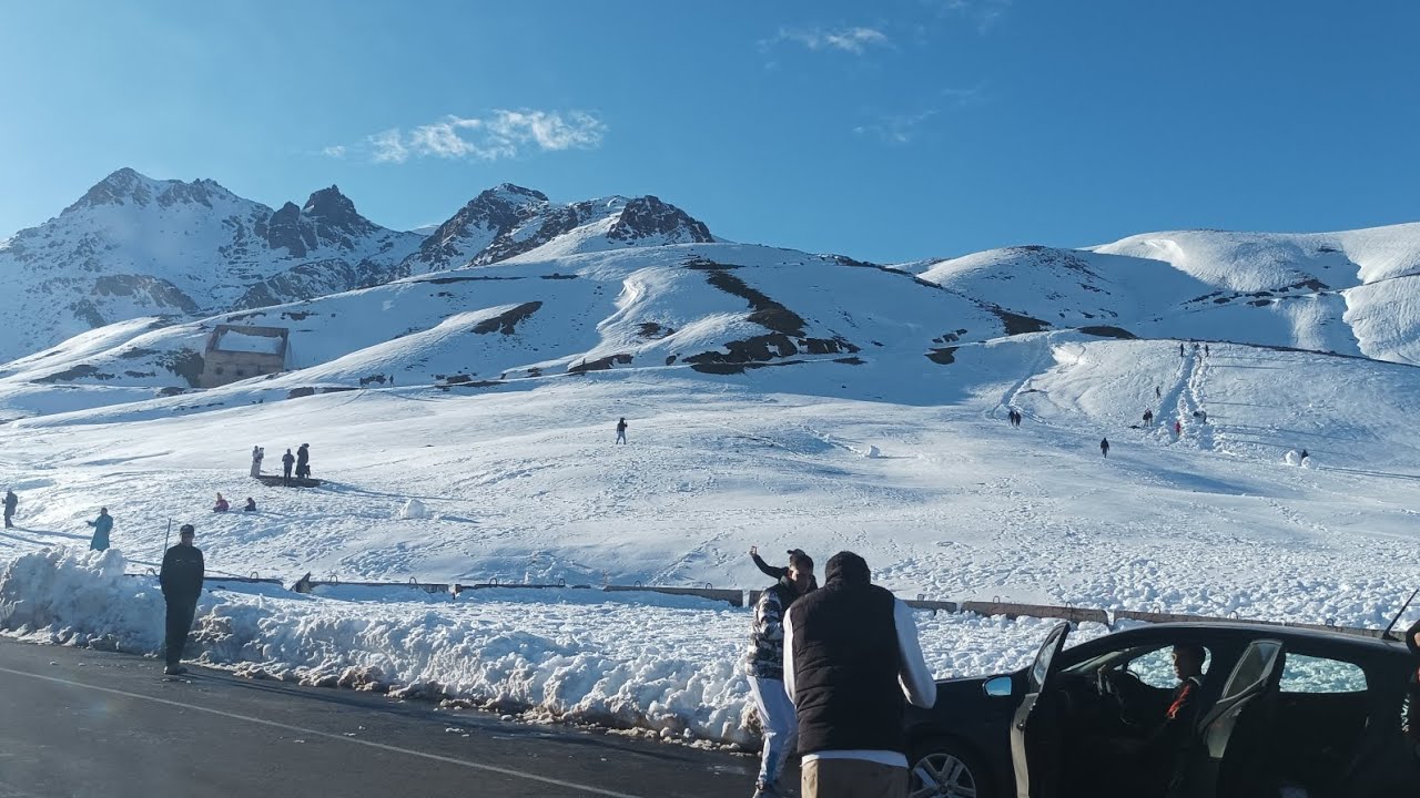 تيزي نتيشكا بین مراکش و ورزازات بعد العاصفةالثلجية